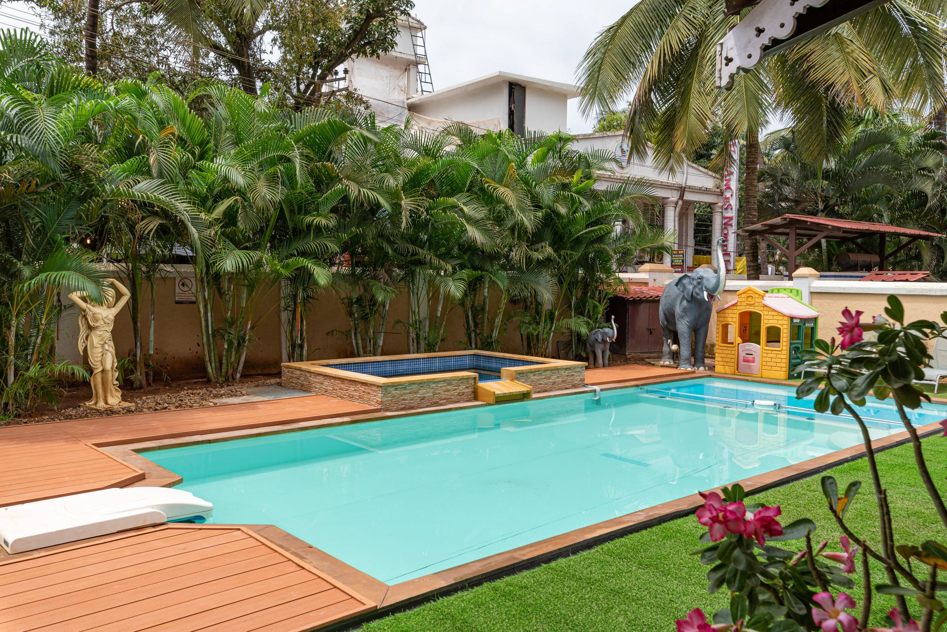 Hotel Goa India nomad remote 1a9caa41-237d-452d-88bc-b21d51631823_60SwimmingPoolWithJacuzzi.jpg