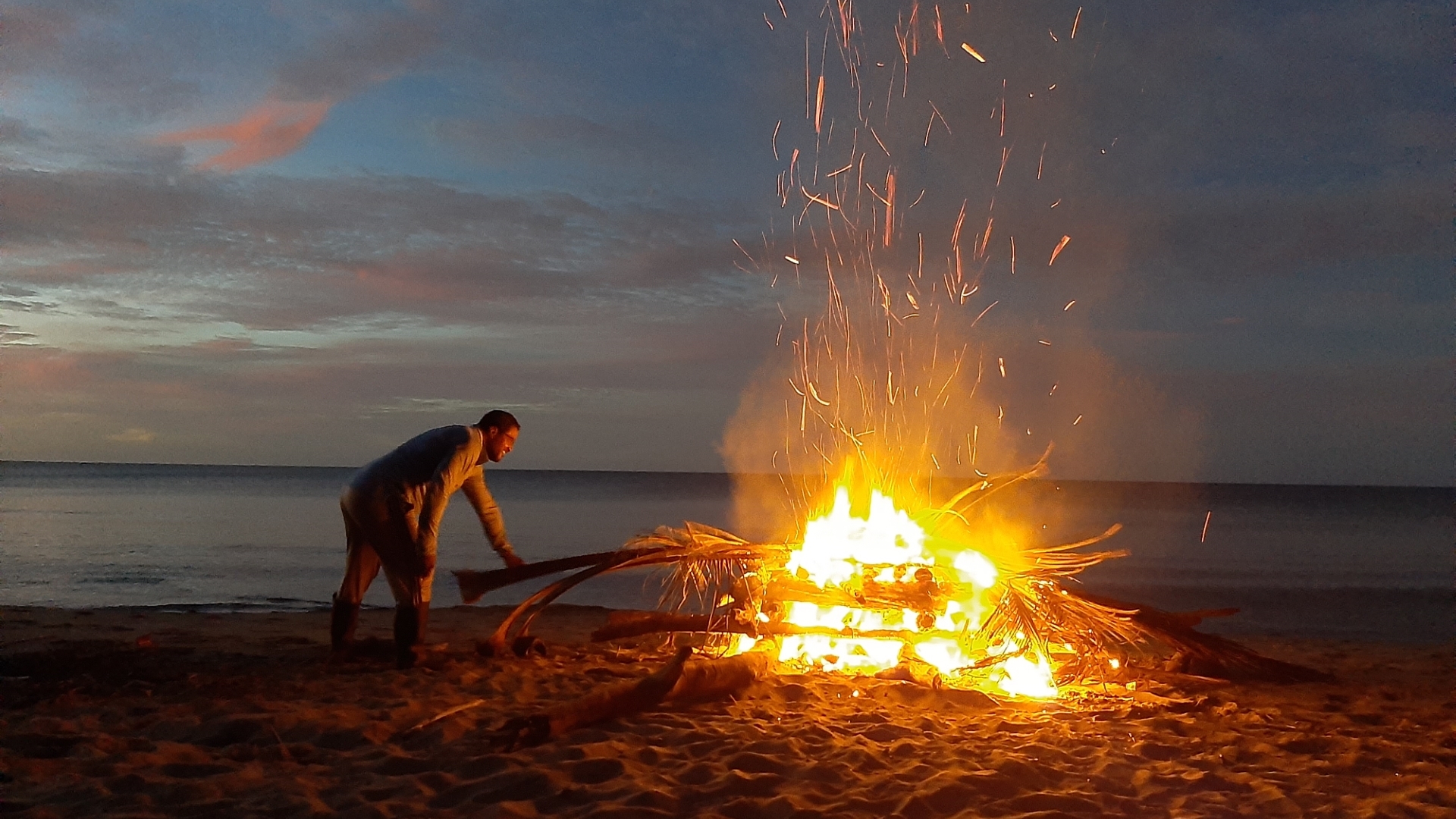 Hotel Cocle del Norte Panama nomad remote b8305f0e-ce92-4698-95aa-abc216efe6f4_beachbonfireatnight.jpg