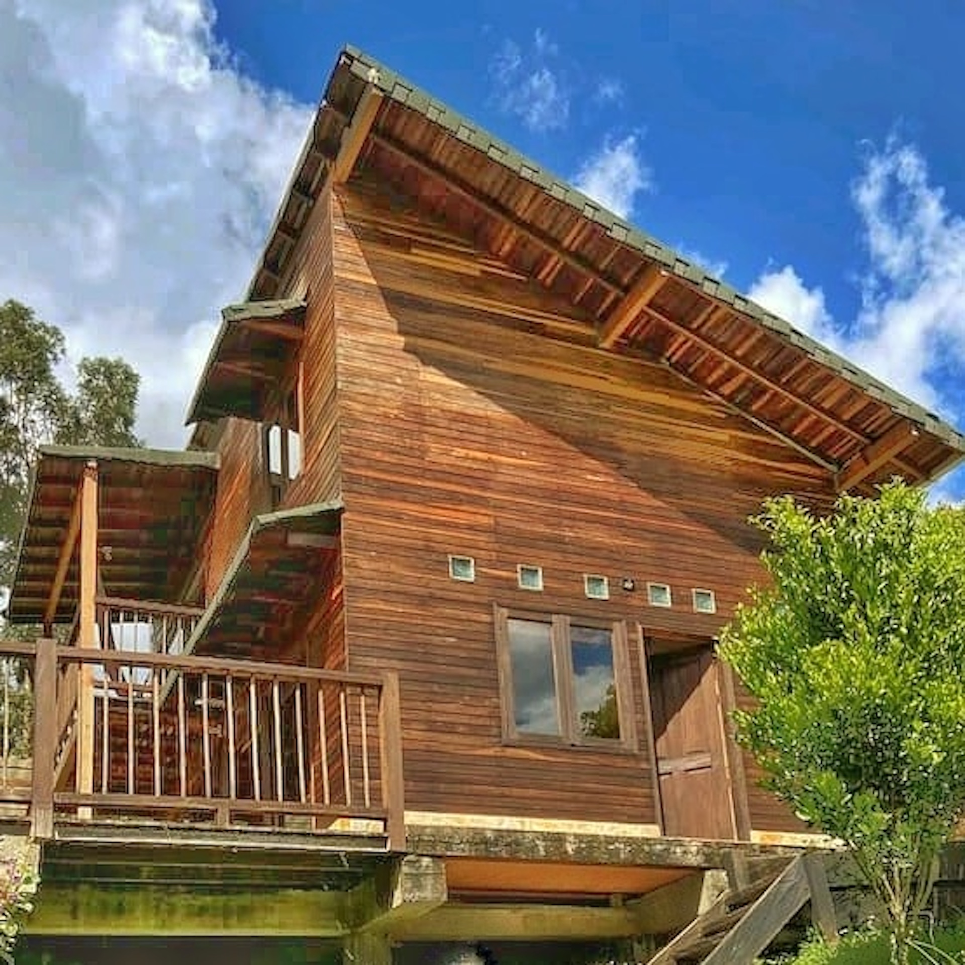 Hotel Guatape Colombia nomad remote 96e46f46-3d10-4055-9d2d-24bde1bbce17_chaletsideviewnew.jpeg